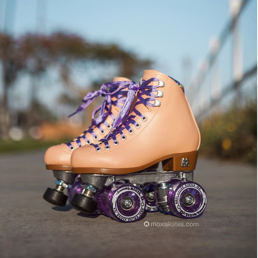 Moxi - Beach Bunny Roller Skates - Peach Blanket